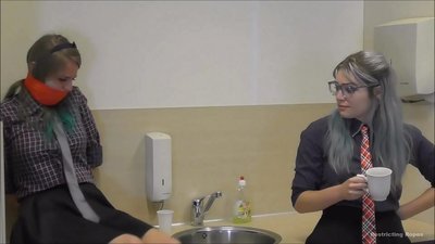 Bị nghiện / bị trói và bịt miệng / phụ nữ gặp nạn